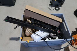 Kasse med forlængerledninger m.m.