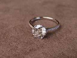 14 kt. Hvidguldring med 1.85 ct. Emeraldsleben Diamant