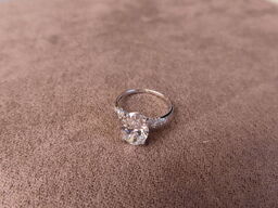 14 kt. Hvidguldring med 2.83 ct. Briliantsleben Diamant