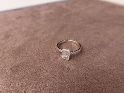 14 kt. Hvidguldring med 1.88 ct. Emeraldsleben Diamant