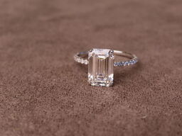 14 kt. Hvidguldring med 2.95 ct. Emeraldsleben Diamant