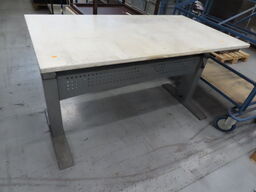 El-hæve/sænke arbejdsbord + 2 stk. små borde