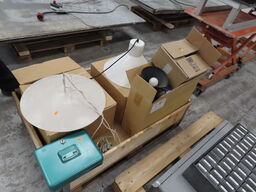 Blandet lot med lamper og en pengekasse