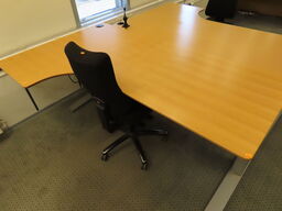 El-hæve/sænke bord med kontorstol