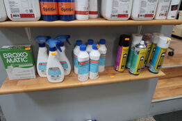 Hylde med salt, pletfjerner, skylldemidel, spraydåser