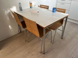 Spisebord med 4 stk. stole
