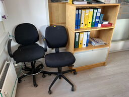 2 stk. kontorstole samt reol 