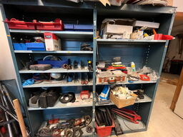Reol med div. værktøj og tilbehør