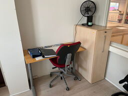 Skrivebord, stol og reol