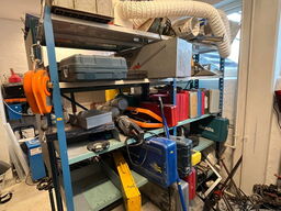 Reol med div. værktøj og tilbehør