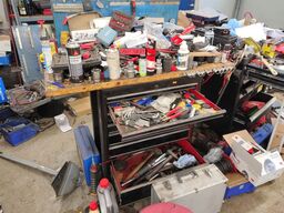 Værkstedsvogn med værktøj.