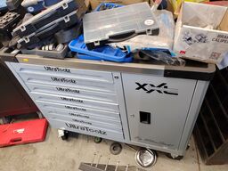 Værkstedsvogn med værktøj.