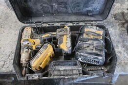 Akku bore/skruemaskine DEWALT DCD790 med 2 stk. batterier og lader