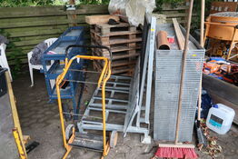 Stativ til glasplader, skraldespand samt reolindbygning til biler