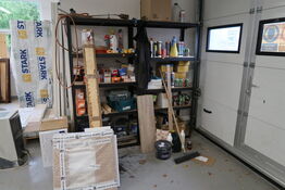 2 stk. lagerreoler med div. Varelager og værktøj