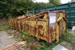 Affaldsontainer med indhold