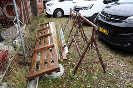 2 stk. bukke, div. Varelager samt byggepladshegn