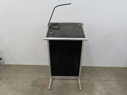 Talerpult med indbyggede kontakter og stik