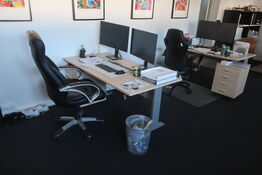 2 arbejdsplader med stol, el. hæve/sænkebord og skuffemondul