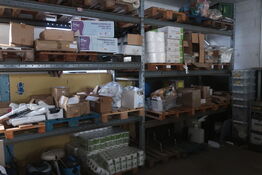 Papir, poser m.m. på reolen 