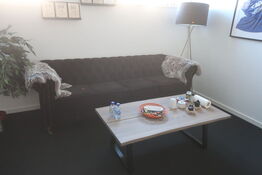 Sofa, sofabord og lampe