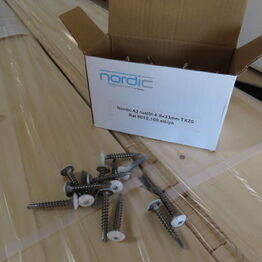 Overskudsauktion, akustik, skruer mm.