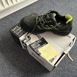 Overskudsauktion, værktøj, tæpper, beklædning, højtaler mm.