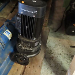 Oprydningsauktion hos maskinhandler *Robotsvejser - Svejseværk - Saksebord - Traktor*