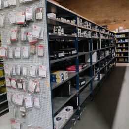 Vestsjællands Autodele ApS *Holbæk - Del 2 - Butiksinventar - Lagerreoler - Gaffeltruck m.m.*