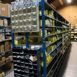 Vestsjællands Autodele ApS *Holbæk - Del 2 - Butiksinventar - Lagerreoler - Gaffeltruck m.m.*