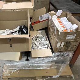 Lastbil m. Kran, Mortorbåd, Lampe Varelager, Birkebrænde m.m.