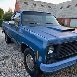 Lastbil m. Kran, Mortorbåd, Lampe Varelager, Birkebrænde m.m.