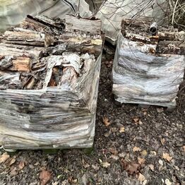 Lastbil m. Kran, Mortorbåd, Lampe Varelager, Birkebrænde m.m.