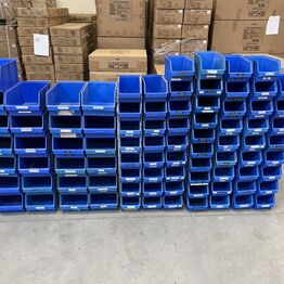 Varebil MERCEDES-BENZ, fælge med dæk, glasfiber og diverse andre varer