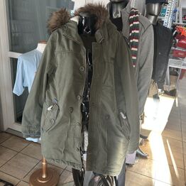 Overskudsauktion, værktøj, tæpper, beklædning, højtaler mm.