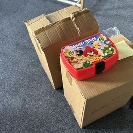 Overskudsauktion, værktøj, tæpper, beklædning, højtaler mm.