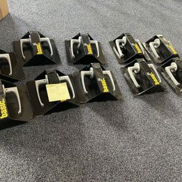 Overskudsauktion, værktøj, tæpper, beklædning, højtaler mm.