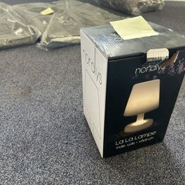 Overskudsauktion, værktøj, tæpper, beklædning, højtaler mm.