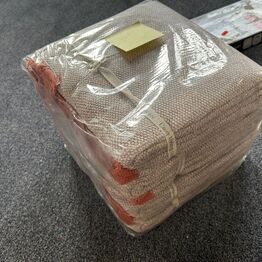 Overskudsauktion, værktøj, tæpper, beklædning, højtaler mm.