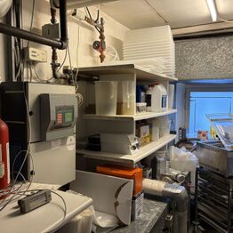 Dining By Jyrk *Vinkøleskabe - Snedkermøbler - Designlamper*