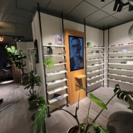 2Ø ApS - Butiksinventar m.v. fra brillebutikker