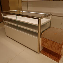 LYNAUKTION: **Group 88 A/S - Østergade - Kvalitets Butiksinventar**