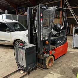 Entreprenørmaskiner, stillads, container mv.