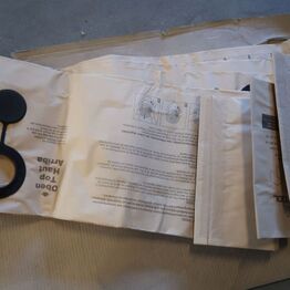 Affaldspresse, arbejdstøj, byggematrialer, giner/manniquiner