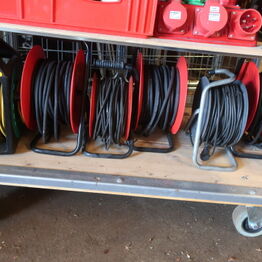 Effekter fra Eventbureau *Del 8 - kabeltromler, stole, udklædning, bestik m.m. - Sorø