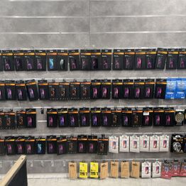 LYNAUKTION - OnePhone Randers *Mobilcovers, butiksinventar m.v*