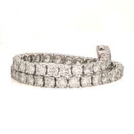 Klassiske smykker - solitarie ringe, ørestikker, og tennisarmbånd.