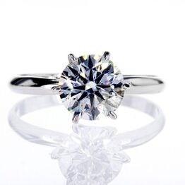 Klassiske smykker - solitarie ringe, ørestikker, og tennisarmbånd.