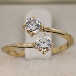 Klassiske smykker - solitarie ringe, ørestikker, og tennisarmbånd.