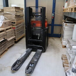 Hoka Tæpper og Gulve Sønderborg A/S *Del 3 - Værktøj - Truck/Stabler - Lagerinventar*